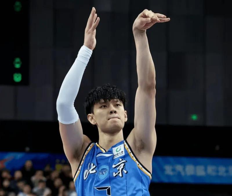 天天盈球足球比分-曾凡博醒不了了？无持球+三分罚球效率低下，末节仍在持续犯错！