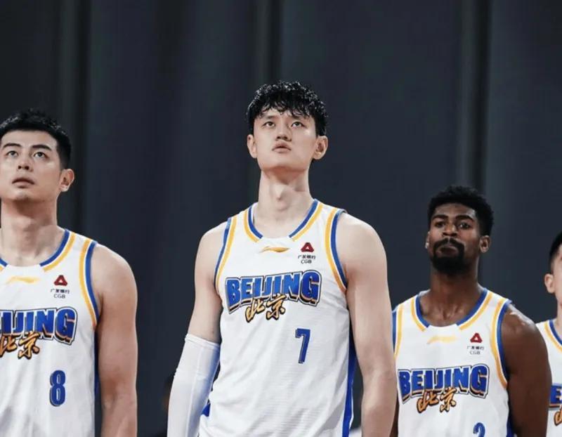 天天盈球足球比分-曾凡博醒不了了？无持球+三分罚球效率低下，末节仍在持续犯错！