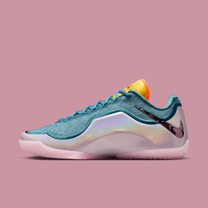 骚气十足！迈克·米勒定制勒布朗23代球鞋同款配色汽车