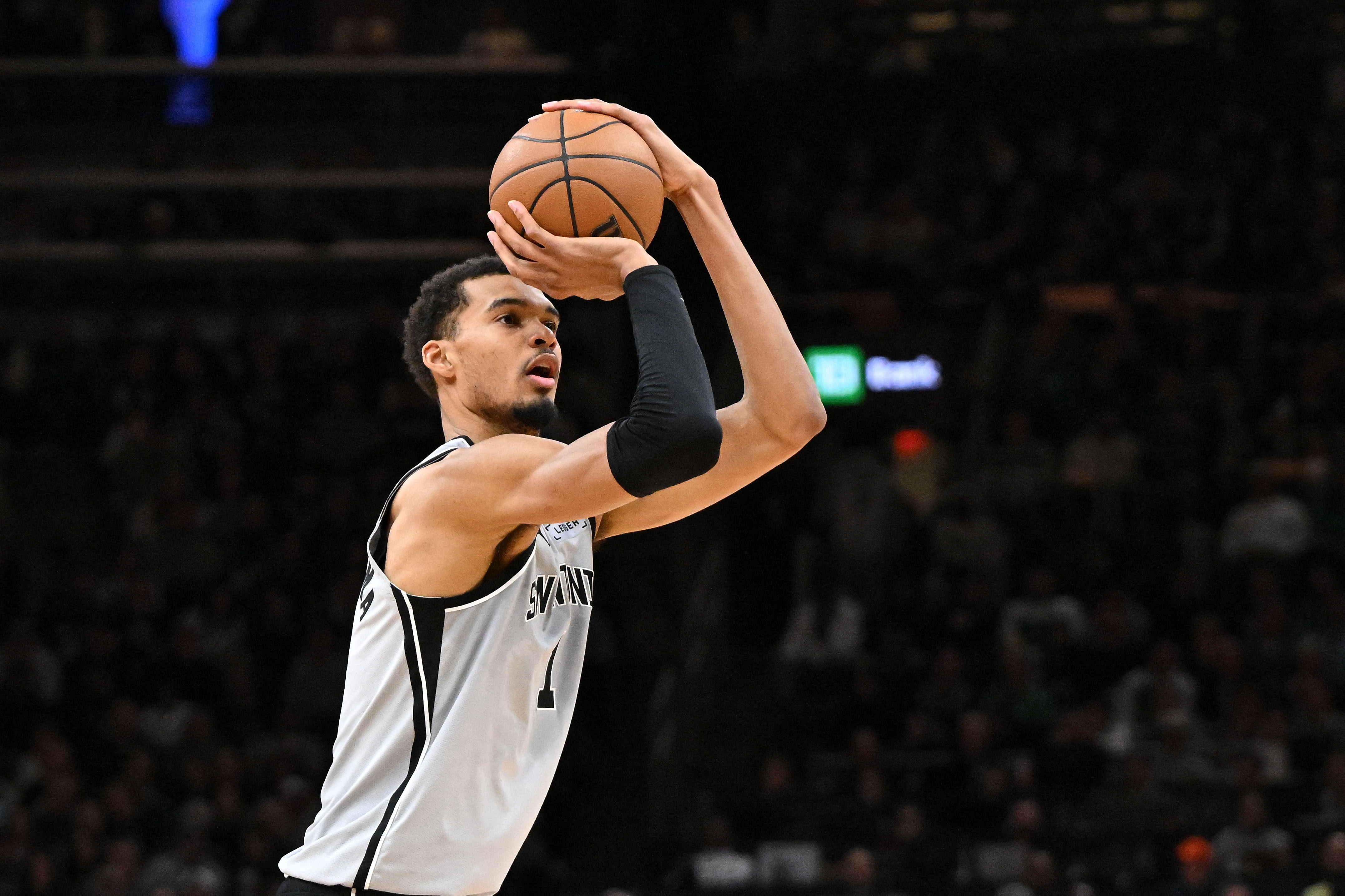 天天盈球-上演王者归来！文班受伤后再回归 半场11分6板带队保持领先！