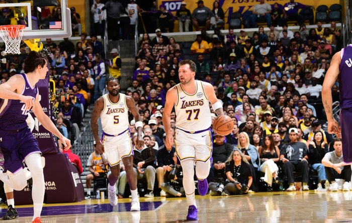 天天盈球 官网-东契奇故意滑倒轰进神仙三分，赛后说是故意的！连续两场三节打卡|国王|湖人|卢卡-东契奇|洛杉矶湖人队|nba_新浪体育_新浪新闻