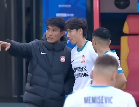 记者：西海岸队今天奔赴上海，备战本周日客战海港队的比赛