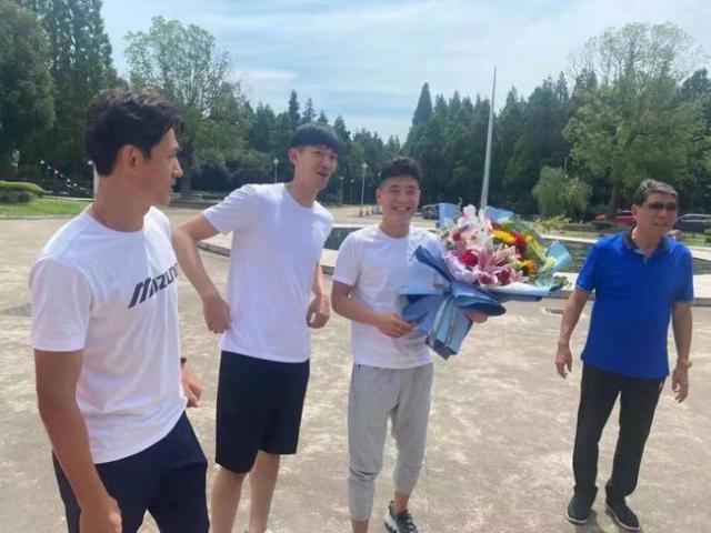 天天盈球足球比分-徐根宝寄语武磊：12强赛要自信 出线了一起过生日