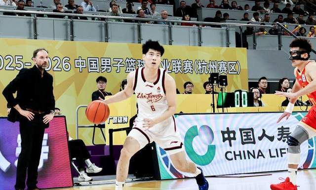 天天盈球足球比分-砍27分+7记三分！国手后卫打法堪比CBA小外援，率队掀翻卫冕冠军